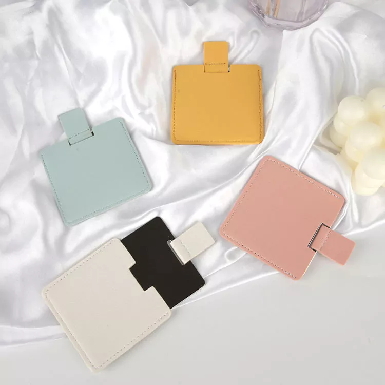 Oglindă de buzunar de dimensiunea unui card de credit